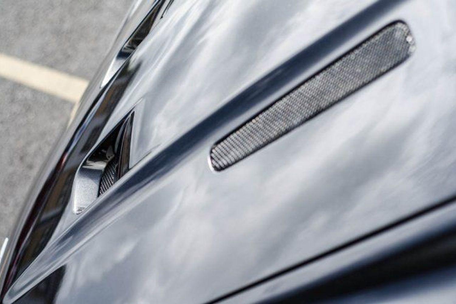ASTON MARTIN DBS Carbon Edition
