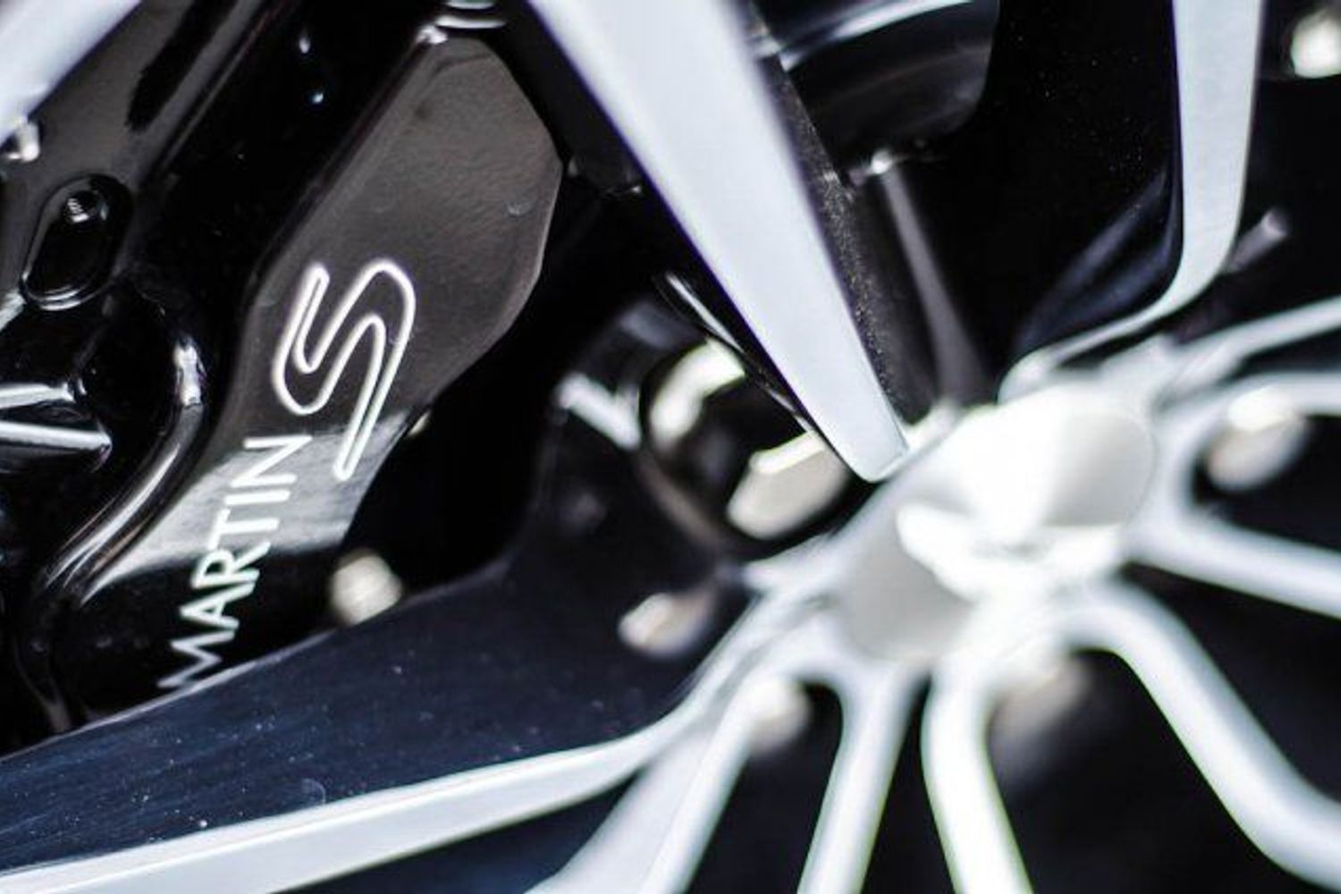 ASTON MARTIN DBS Carbon Edition