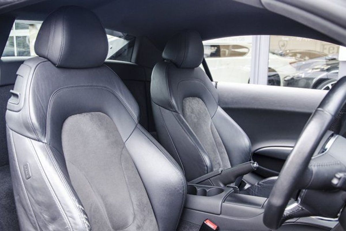 AUDI R8 V8 4.2 FSI 6 Speed Manual