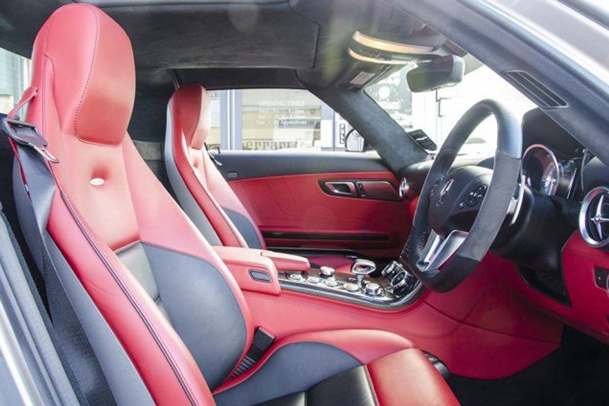 MERCEDES-BENZ SLS AMG Gullwing