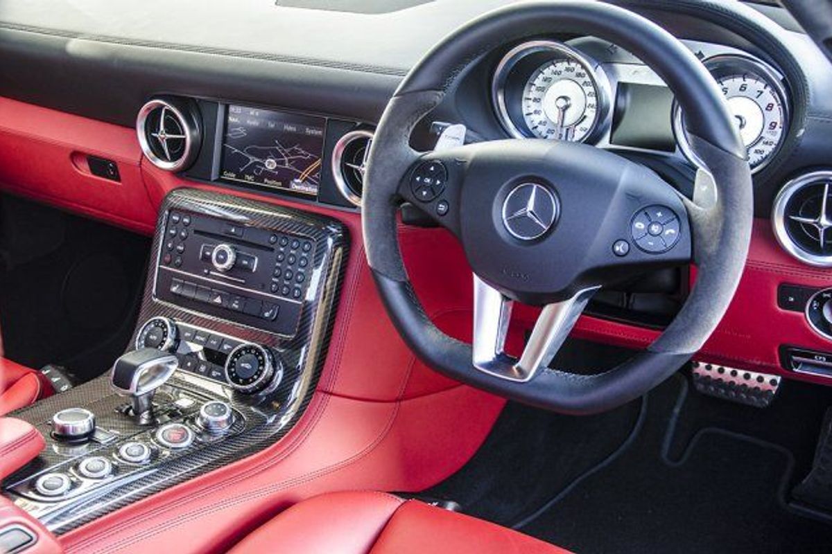 MERCEDES-BENZ SLS AMG Gullwing