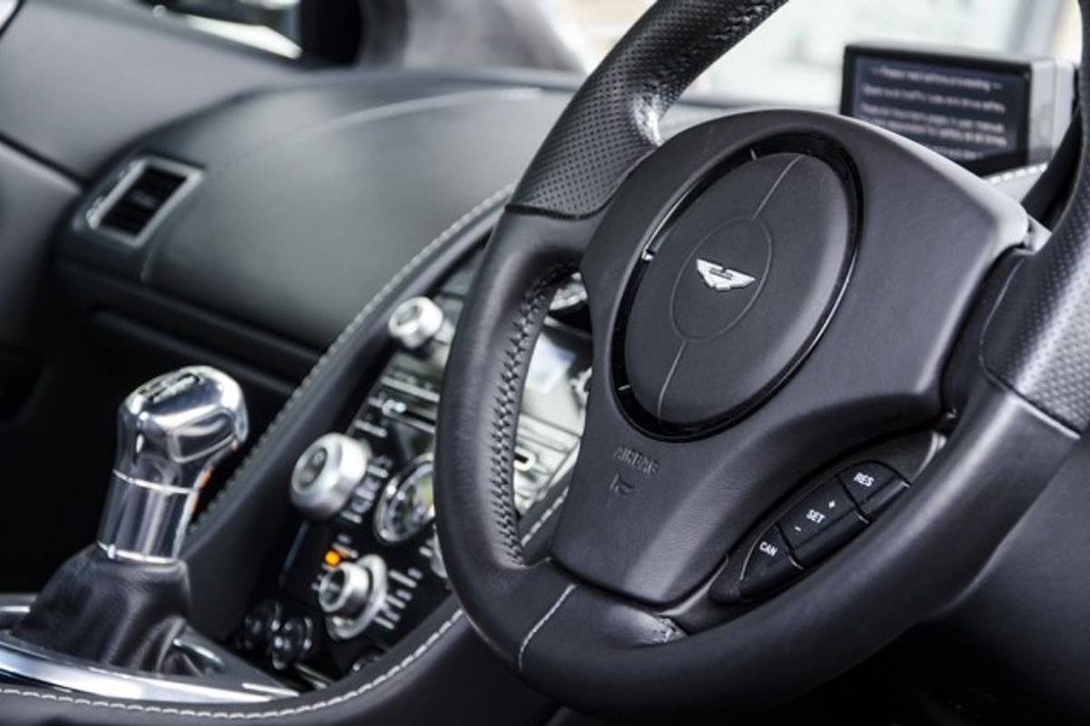ASTON MARTIN DBS COUPE V12