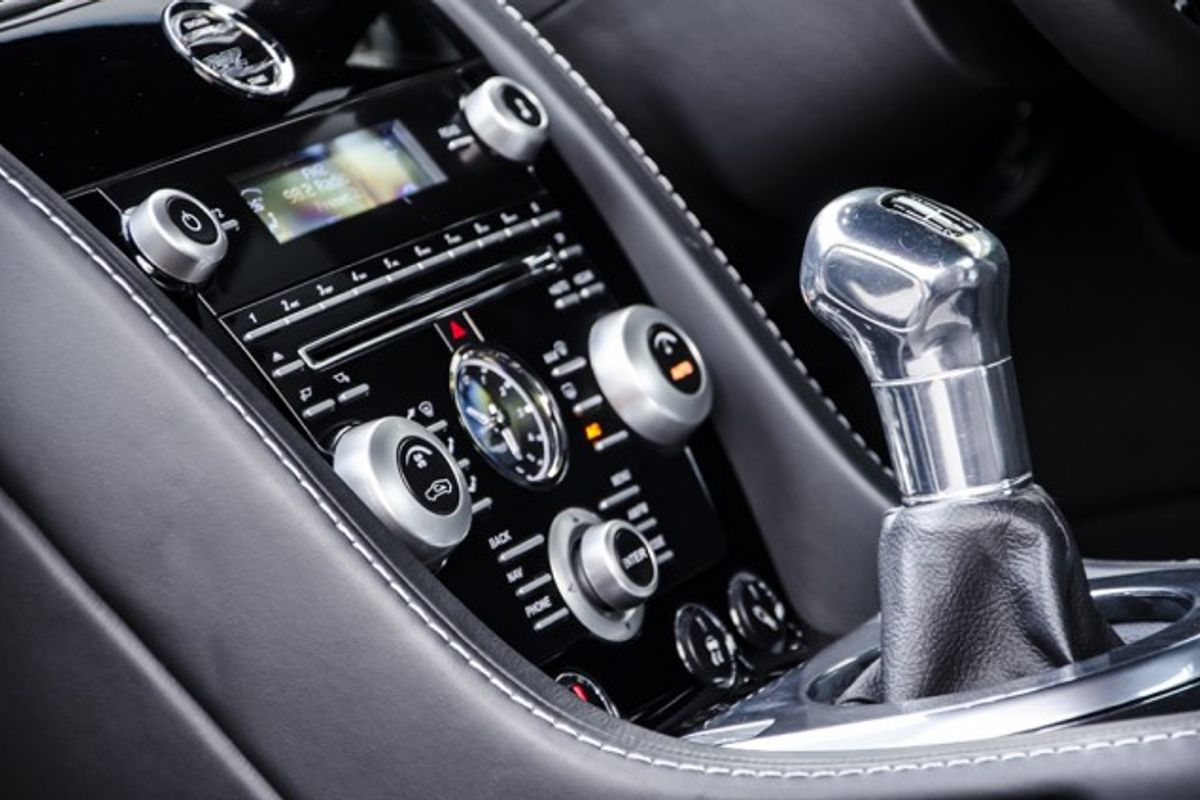 ASTON MARTIN DBS COUPE V12