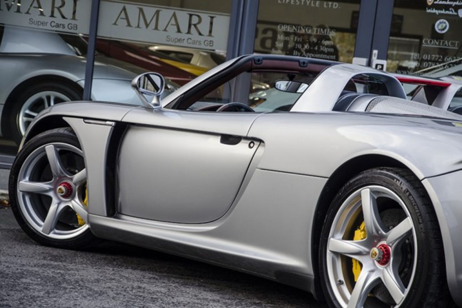 PORSCHE Carrera  GT
