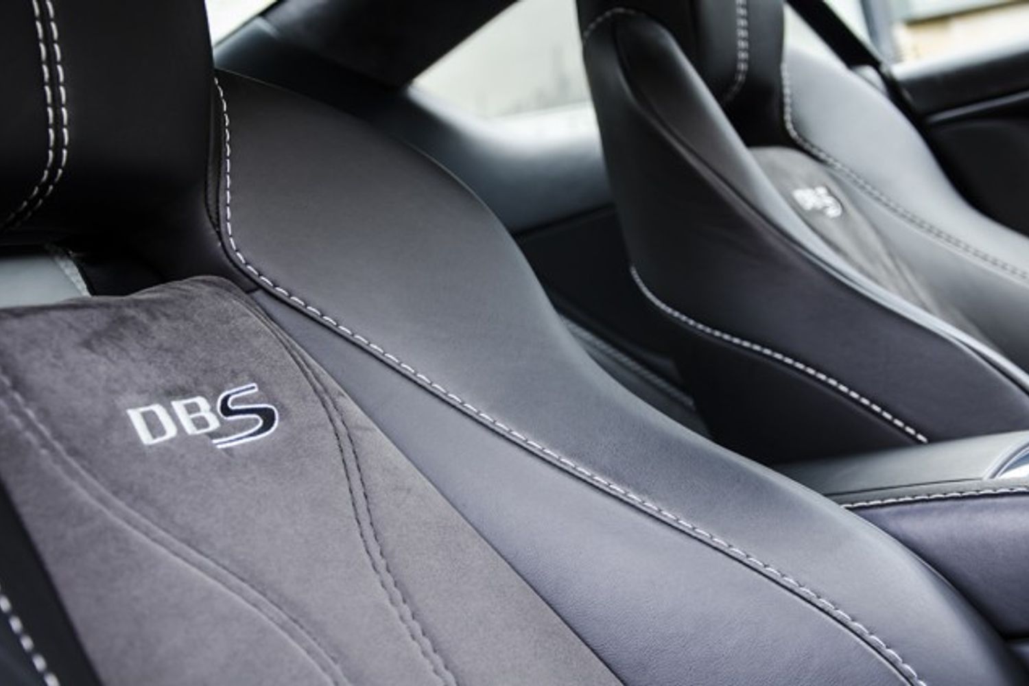 ASTON MARTIN DBS COUPE V12