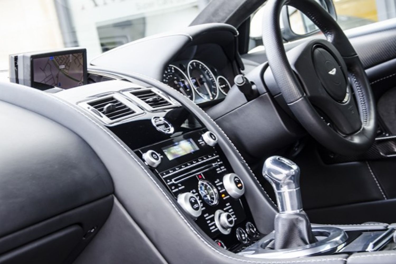 ASTON MARTIN DBS COUPE V12
