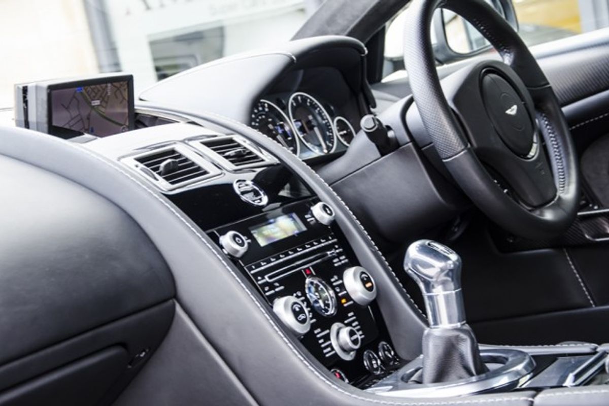 ASTON MARTIN DBS COUPE V12