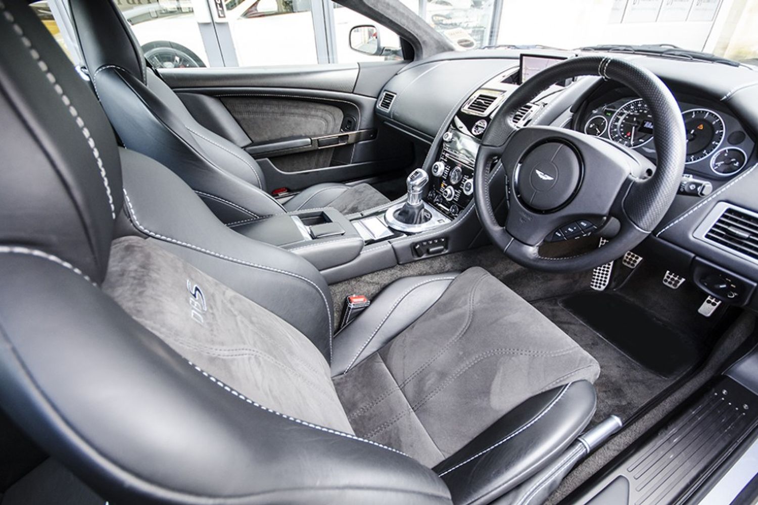 ASTON MARTIN DBS COUPE V12