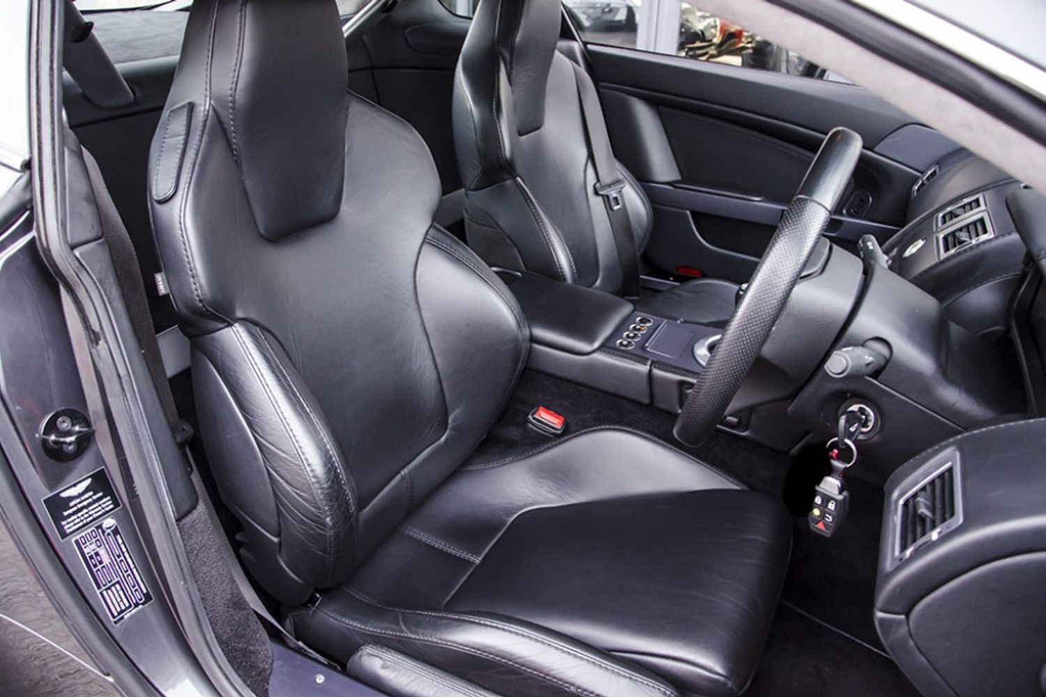 ASTON MARTIN V8 VANTAGE COUPE 2dr