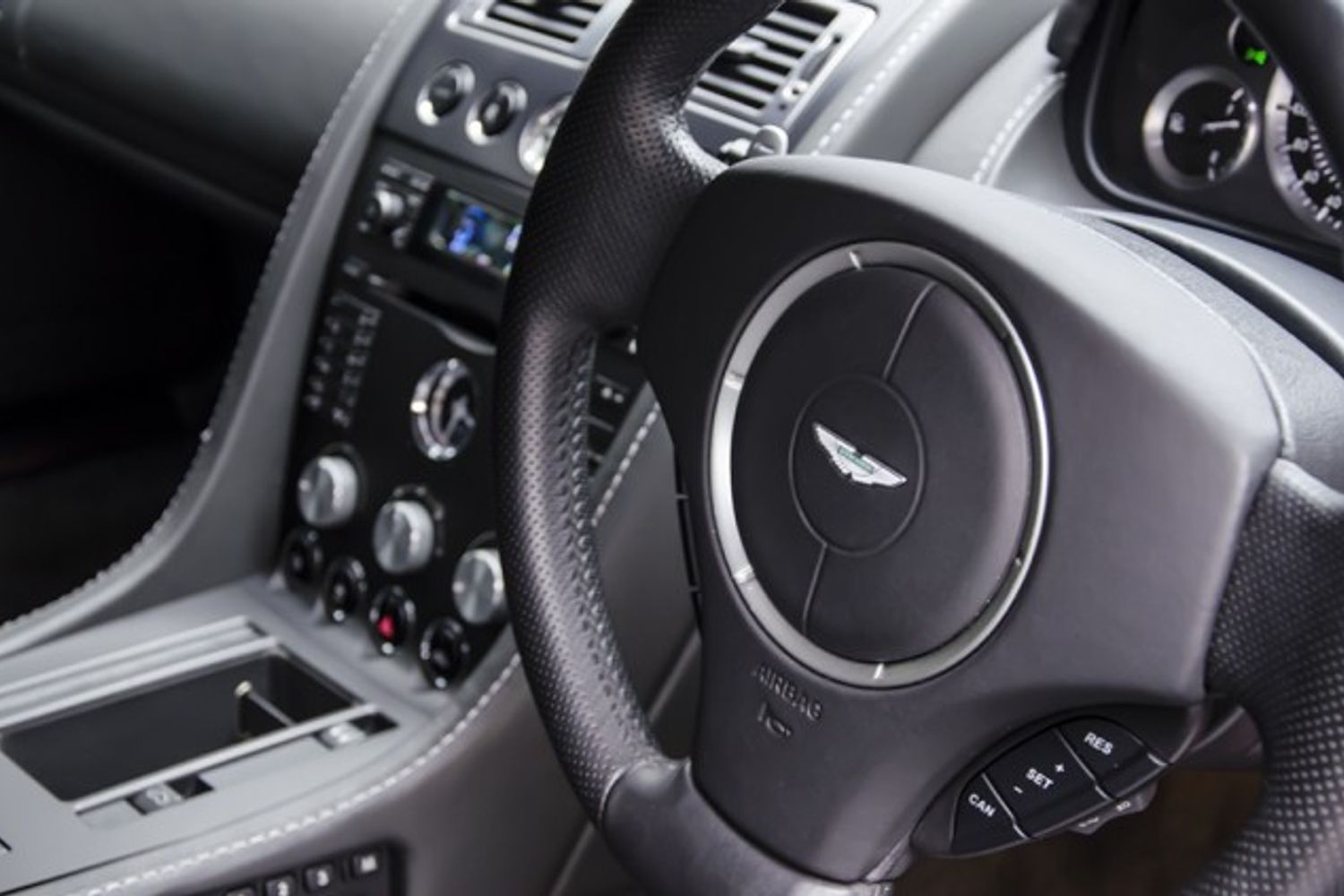 ASTON MARTIN V8 VANTAGE COUPE 2dr Sportshift