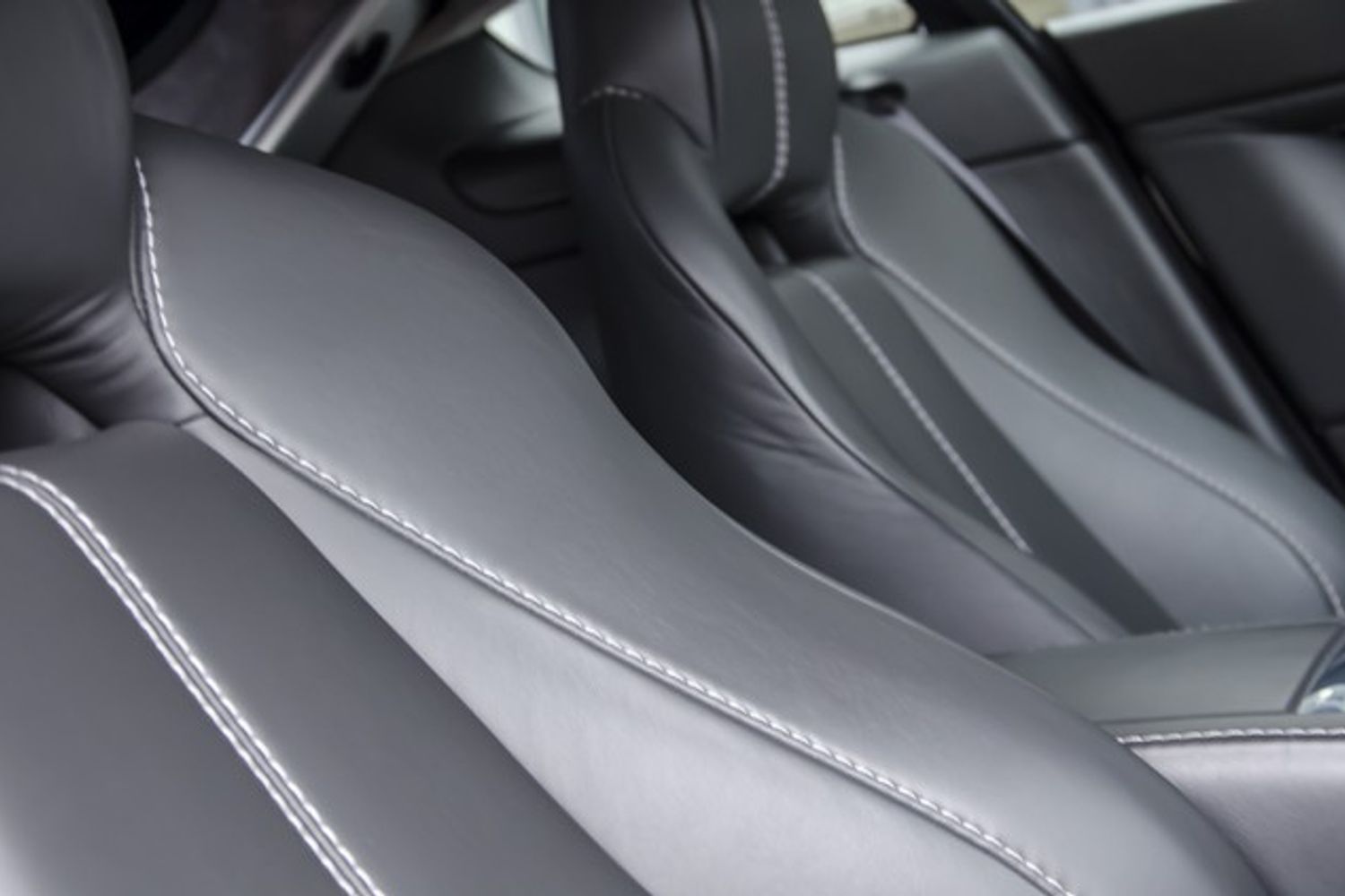 ASTON MARTIN V8 VANTAGE COUPE 2dr Sportshift