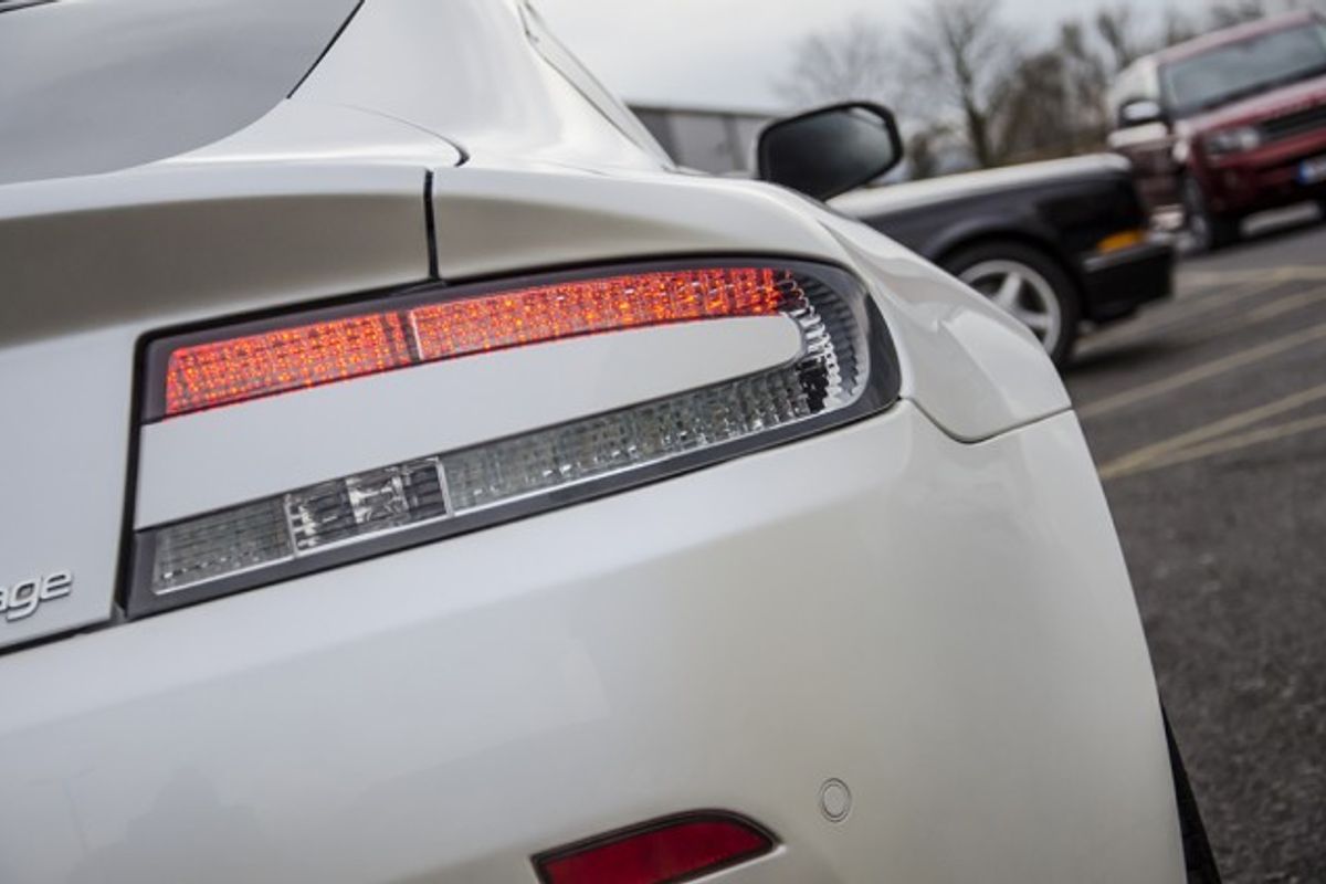 ASTON MARTIN V8 VANTAGE COUPE 2dr Sportshift