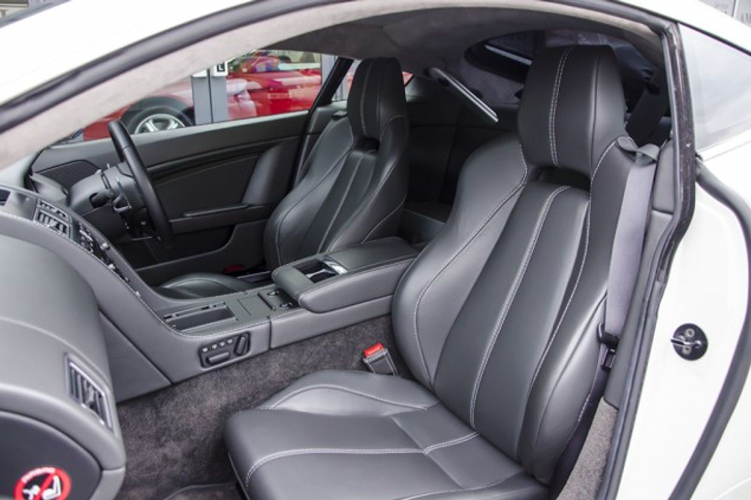 ASTON MARTIN V8 VANTAGE COUPE 2dr Sportshift