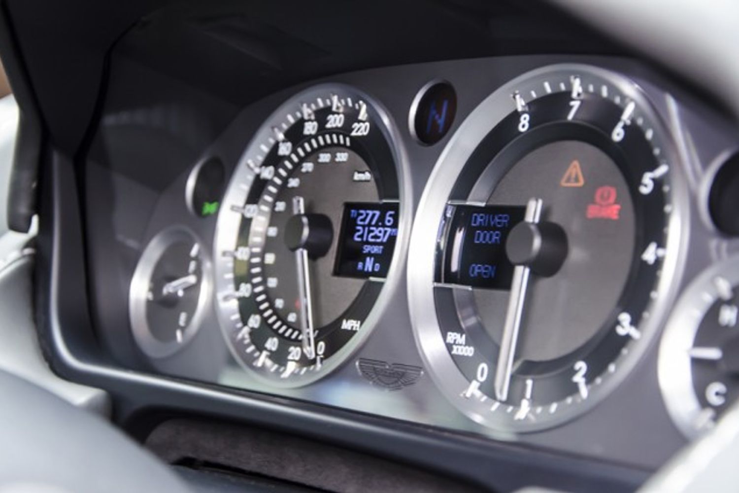 ASTON MARTIN V8 VANTAGE COUPE 2dr Sportshift