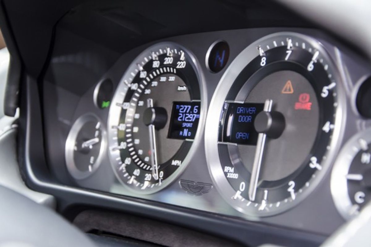 ASTON MARTIN V8 VANTAGE COUPE 2dr Sportshift