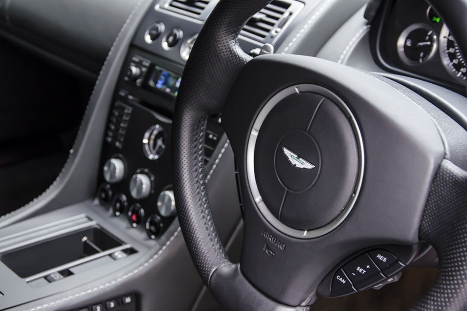 ASTON MARTIN V8 VANTAGE COUPE 2dr Sportshift
