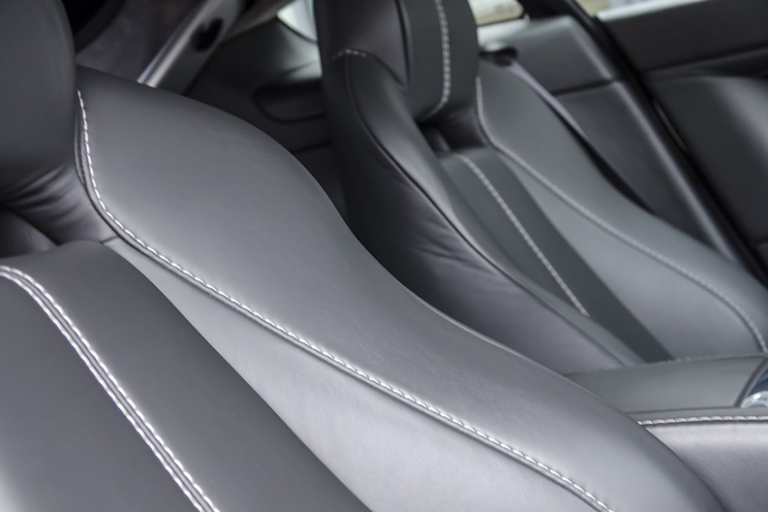 ASTON MARTIN V8 VANTAGE COUPE 2dr Sportshift