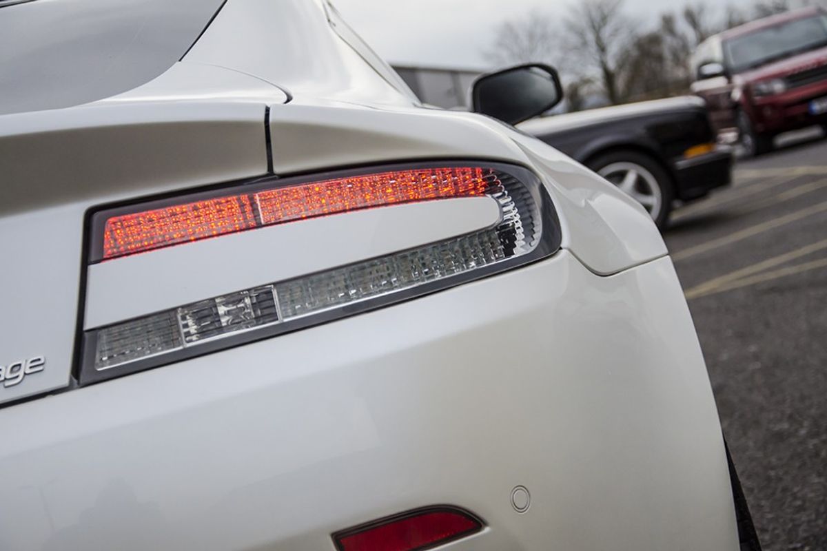 ASTON MARTIN V8 VANTAGE COUPE 2dr Sportshift