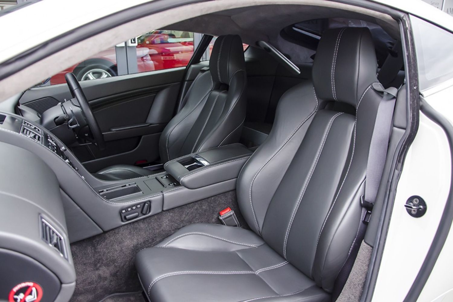 ASTON MARTIN V8 VANTAGE COUPE 2dr Sportshift