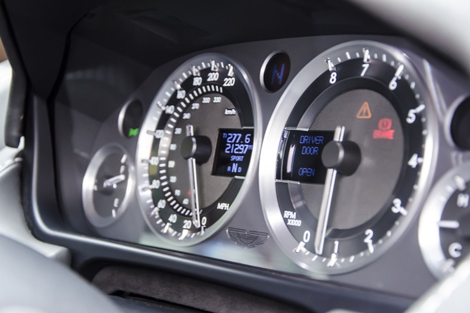 ASTON MARTIN V8 VANTAGE COUPE 2dr Sportshift
