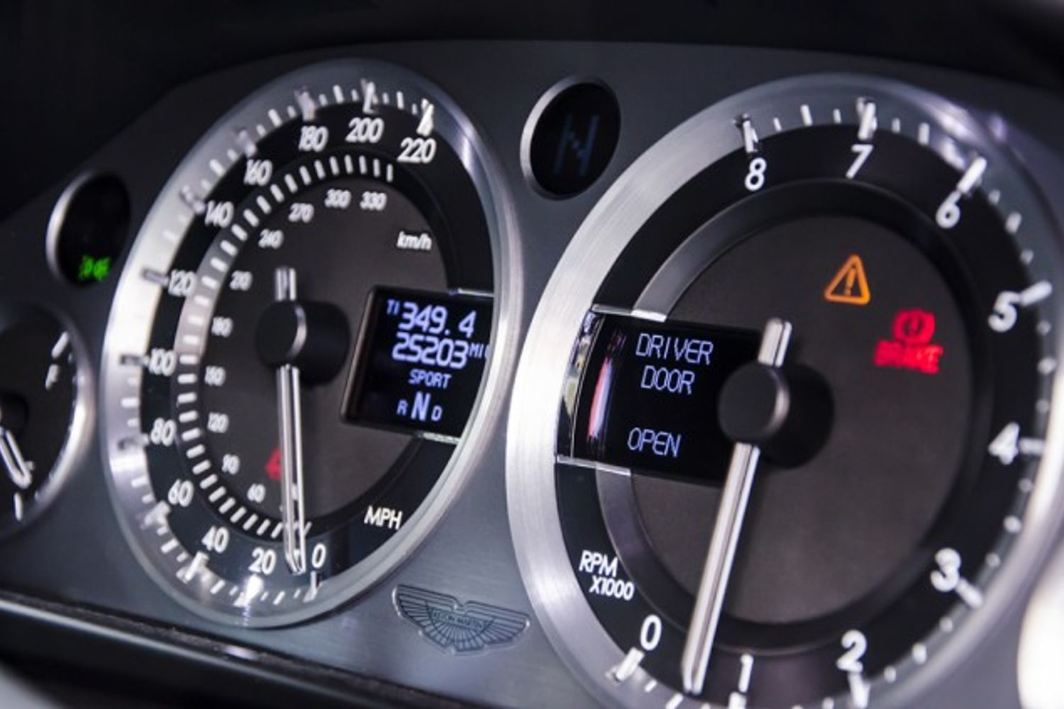 ASTON MARTIN V8 VANTAGE ROADSTER 2dr Sportshift