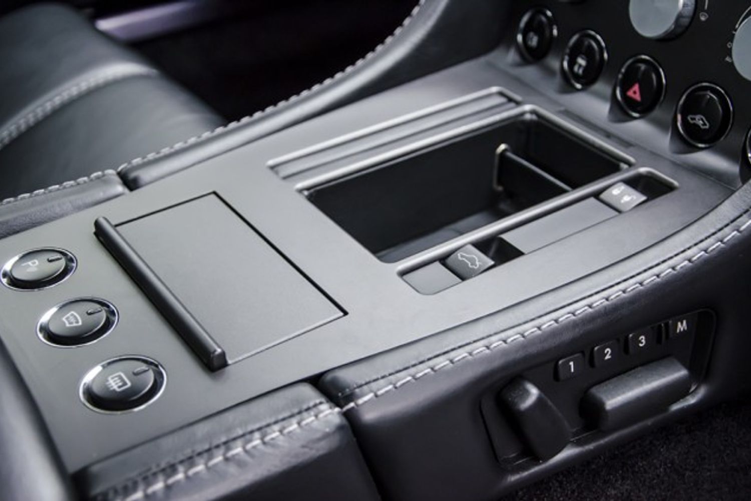 ASTON MARTIN V8 VANTAGE ROADSTER 2dr Sportshift