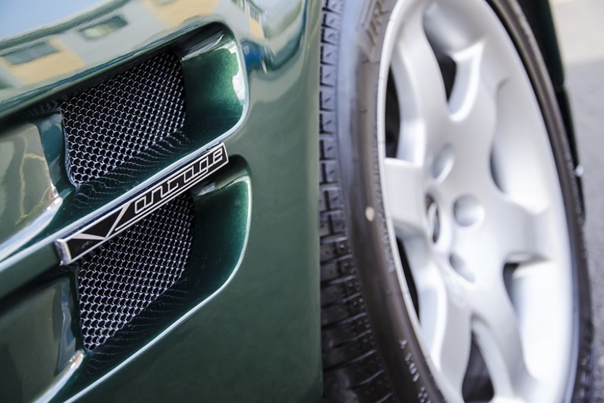 ASTON MARTIN Virage Vantage 550 Supercharged