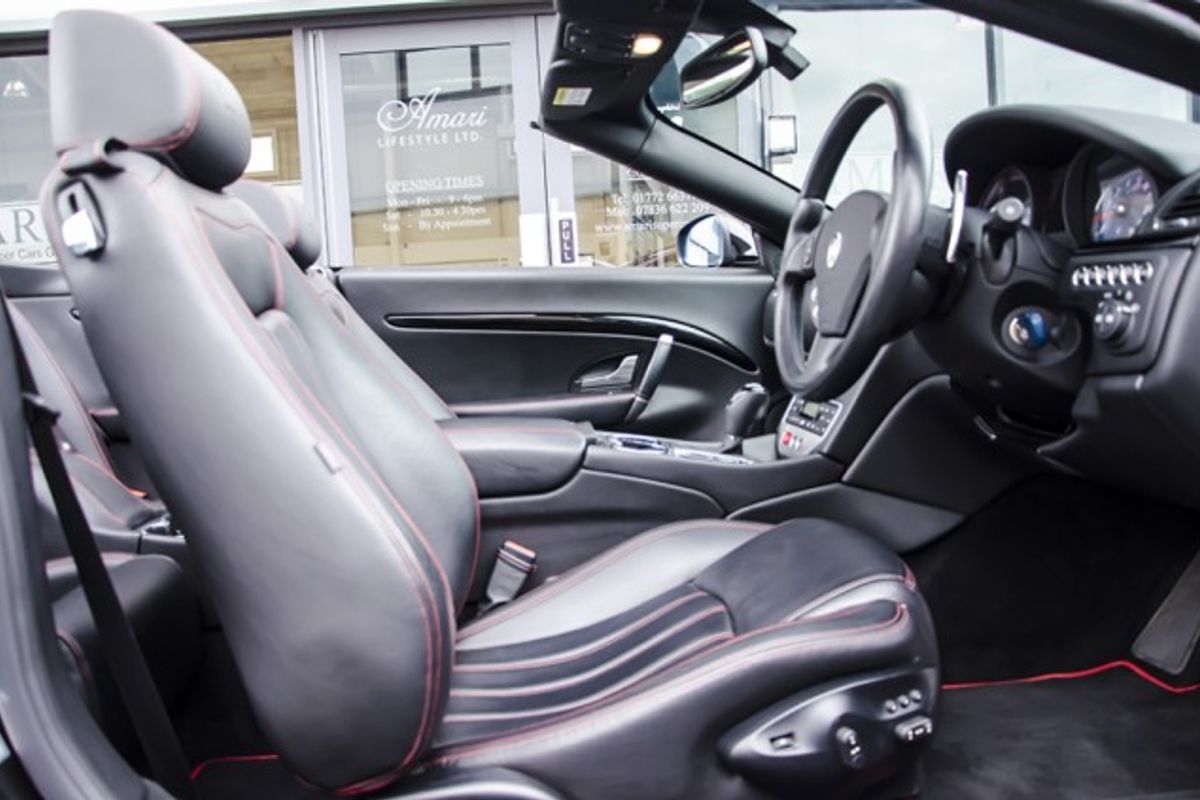 MASERATI GRANCABRIO CONVERTIBLE V8 Auto