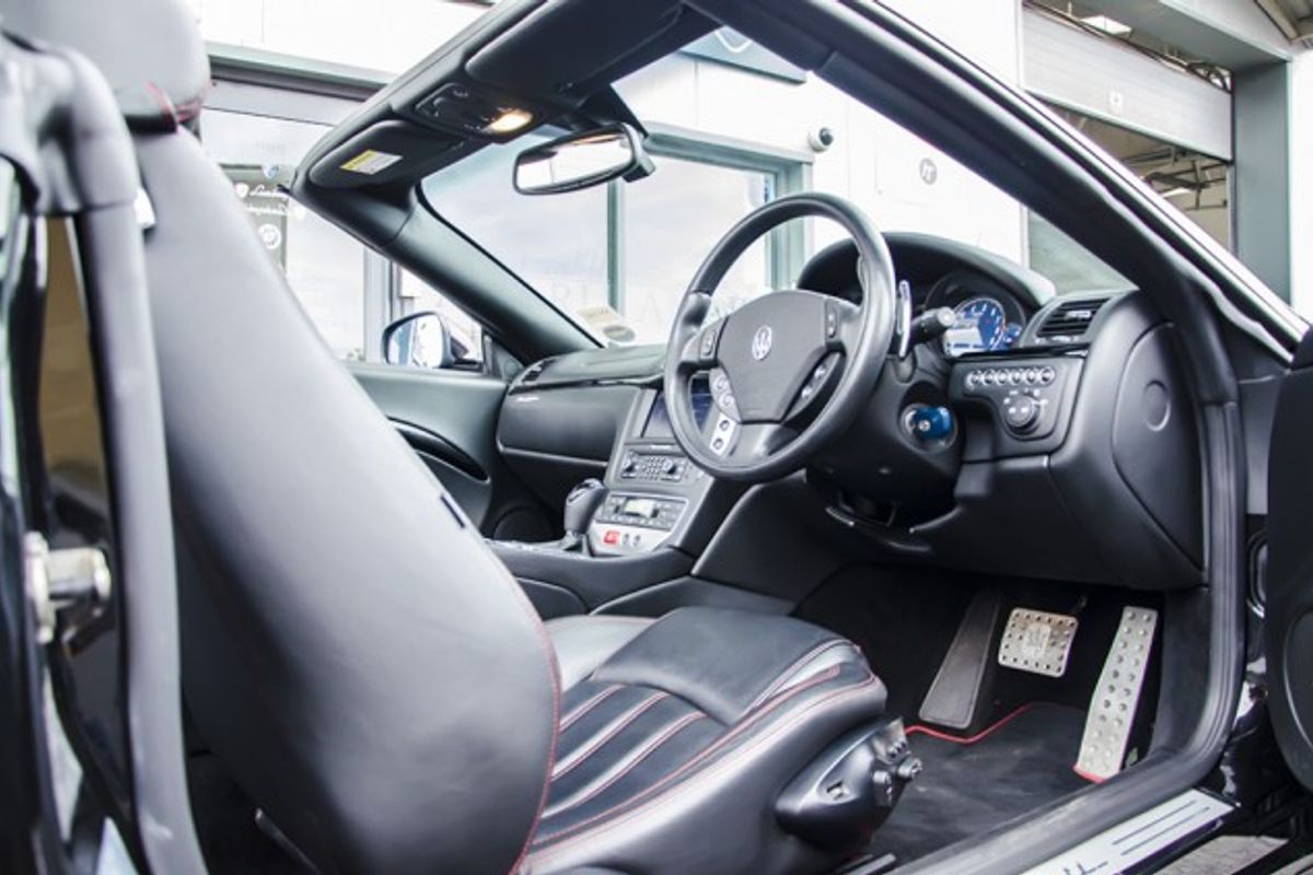 MASERATI GRANCABRIO CONVERTIBLE V8 Auto