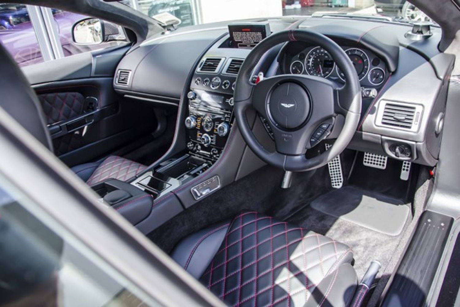 ASTON MARTIN DBS Ultimate Edition No 77/100