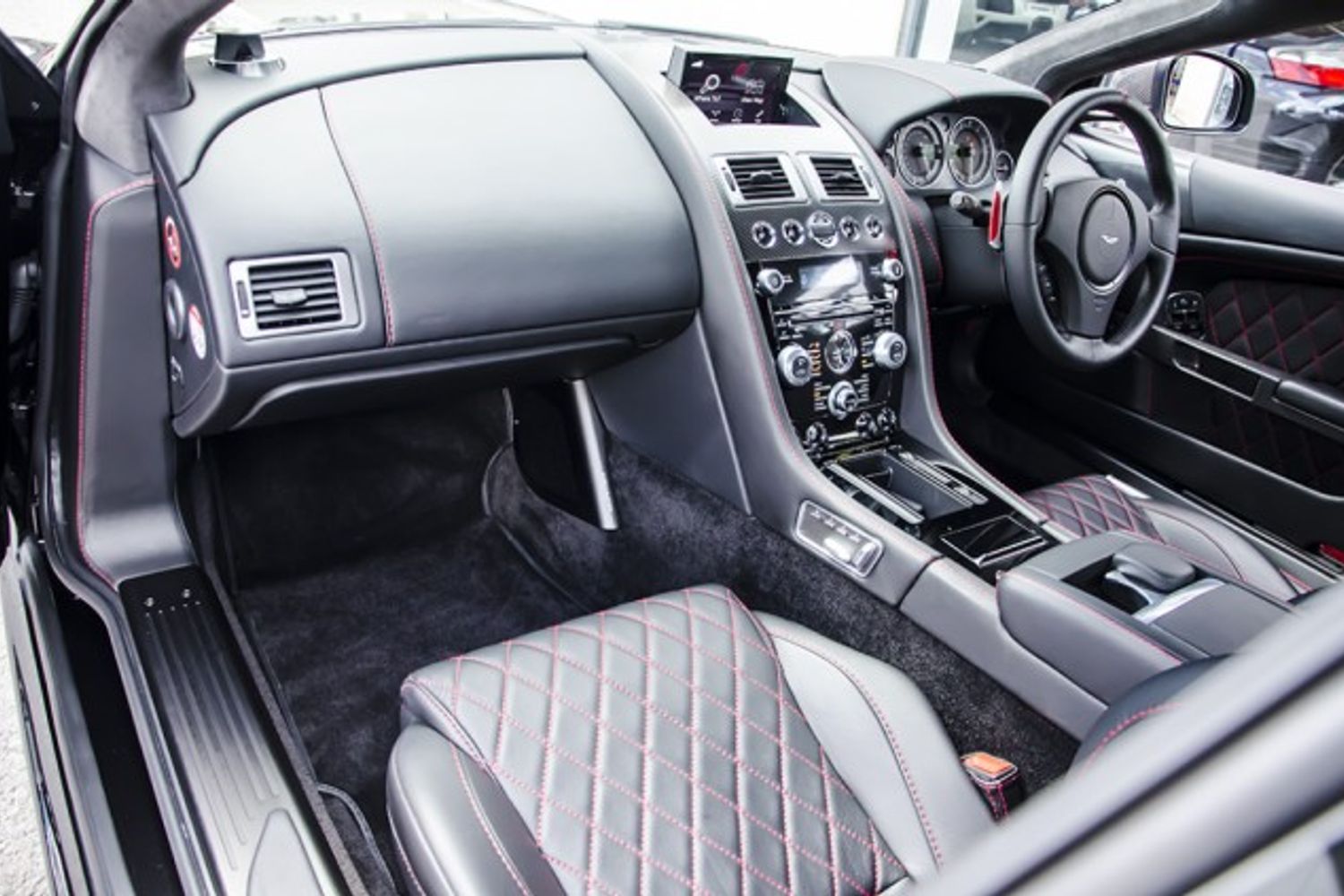ASTON MARTIN DBS Ultimate Edition No 77/100