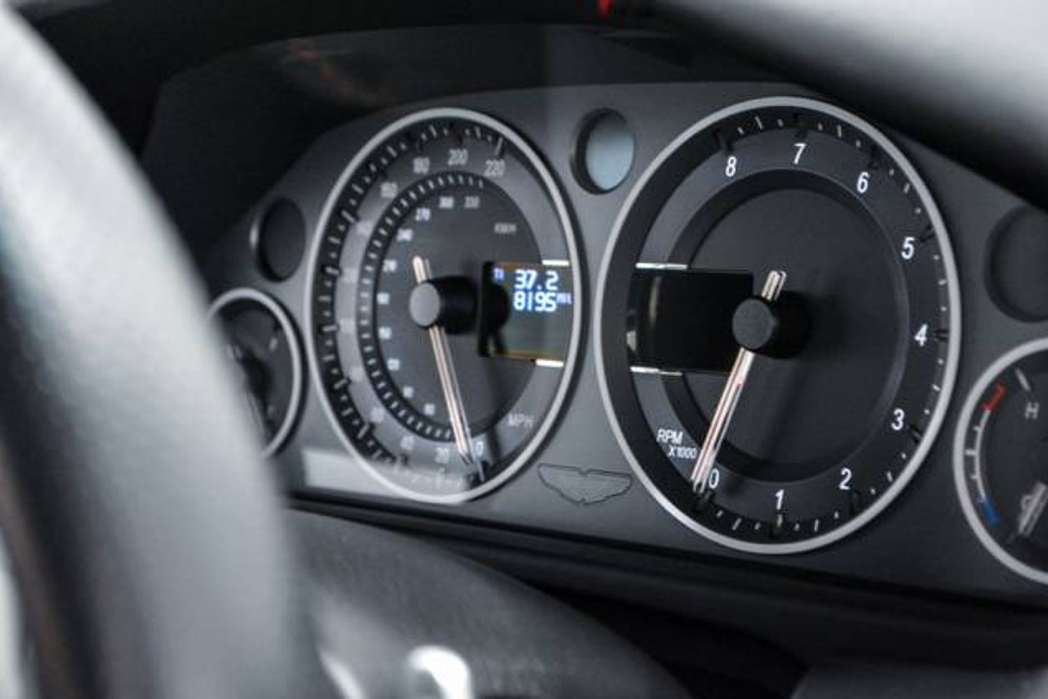 ASTON MARTIN DBS Ultimate Edition No 77/100