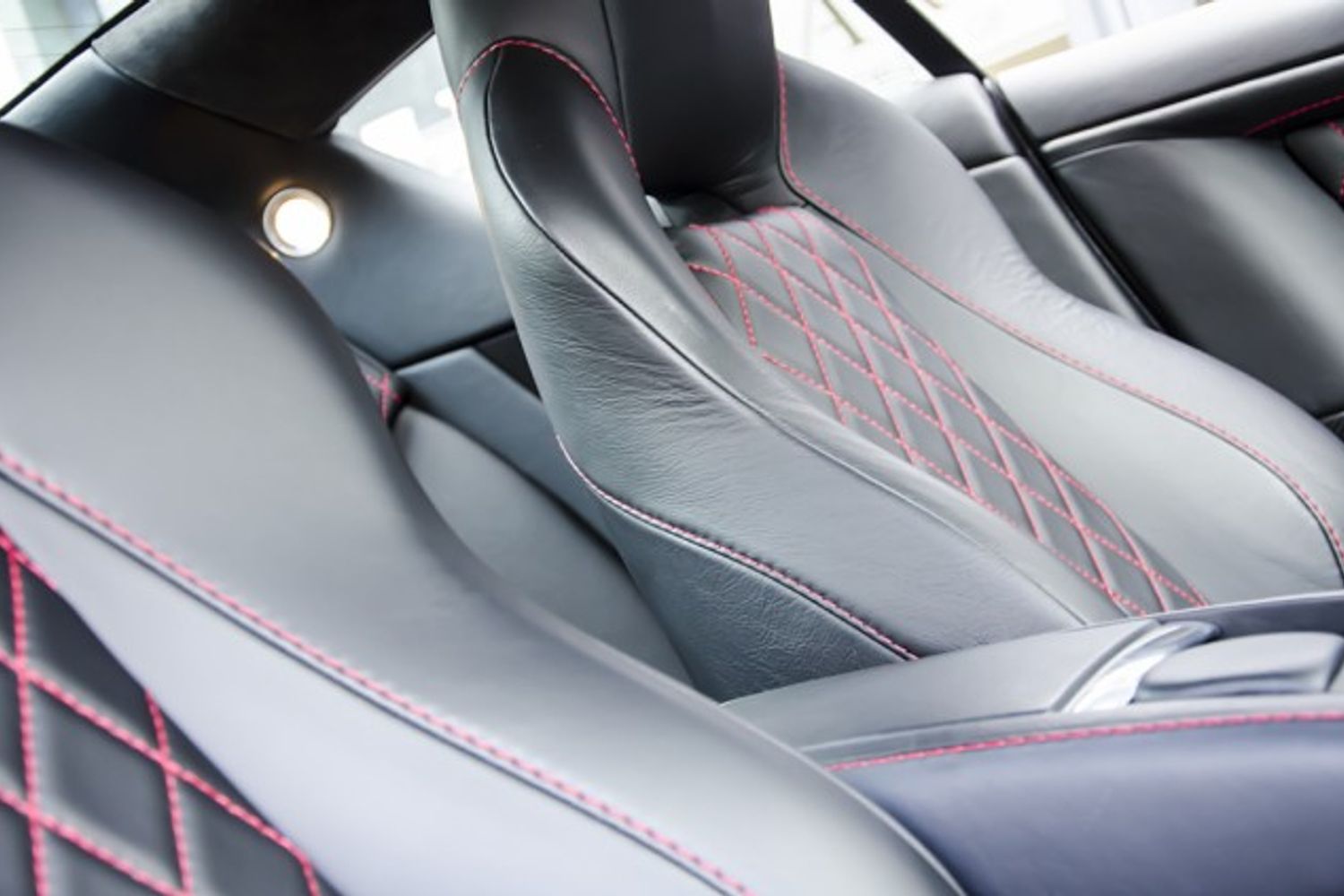 ASTON MARTIN DBS Ultimate Edition No 77/100