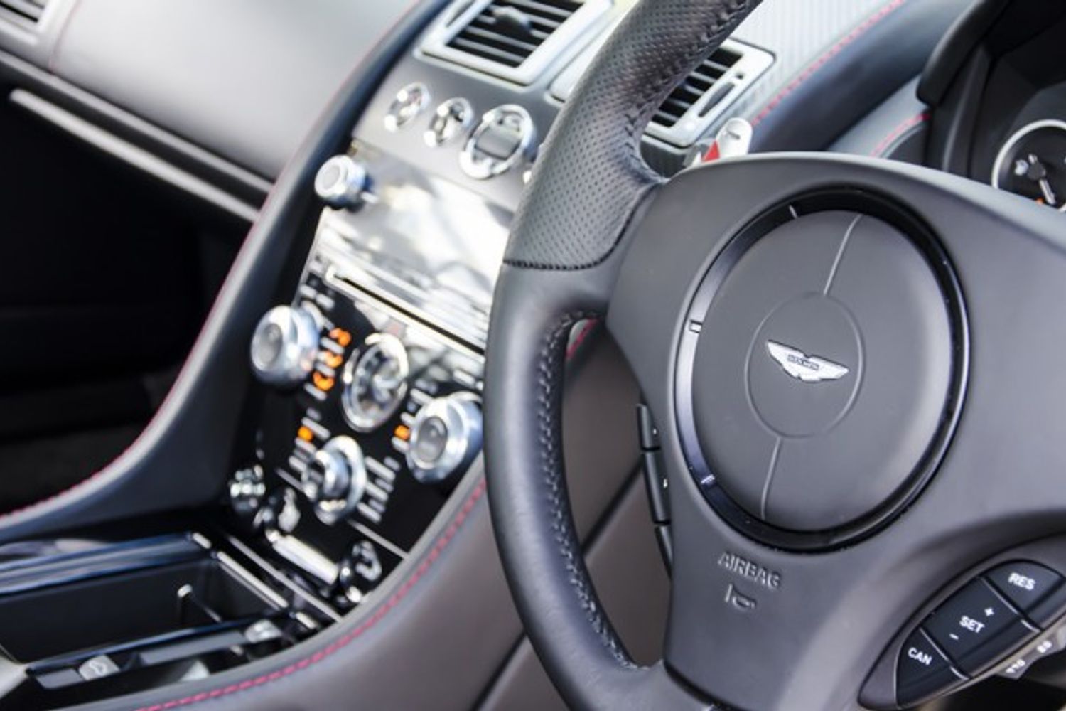 ASTON MARTIN DBS Ultimate Edition No 77/100