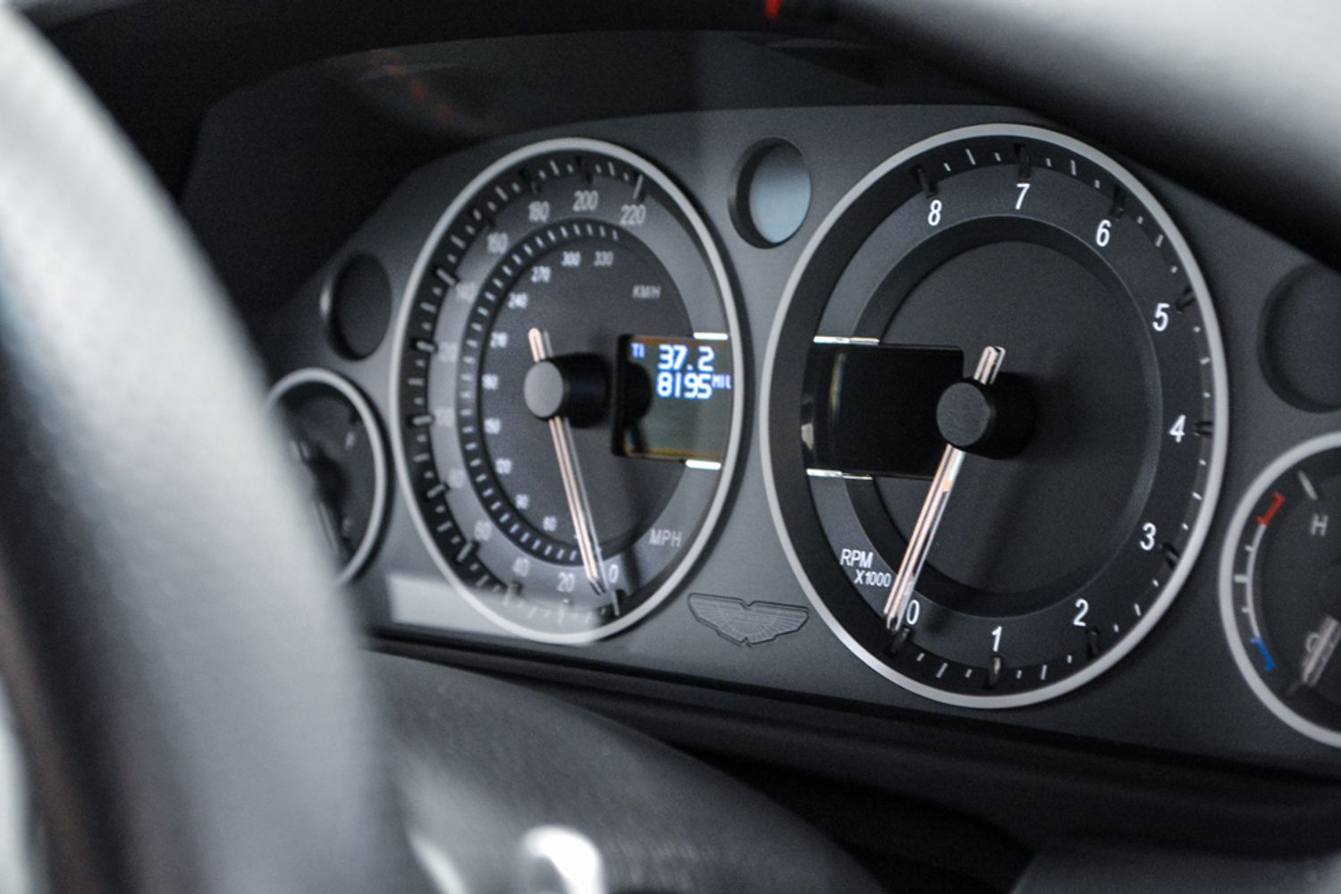 ASTON MARTIN DBS Ultimate Edition No 77/100
