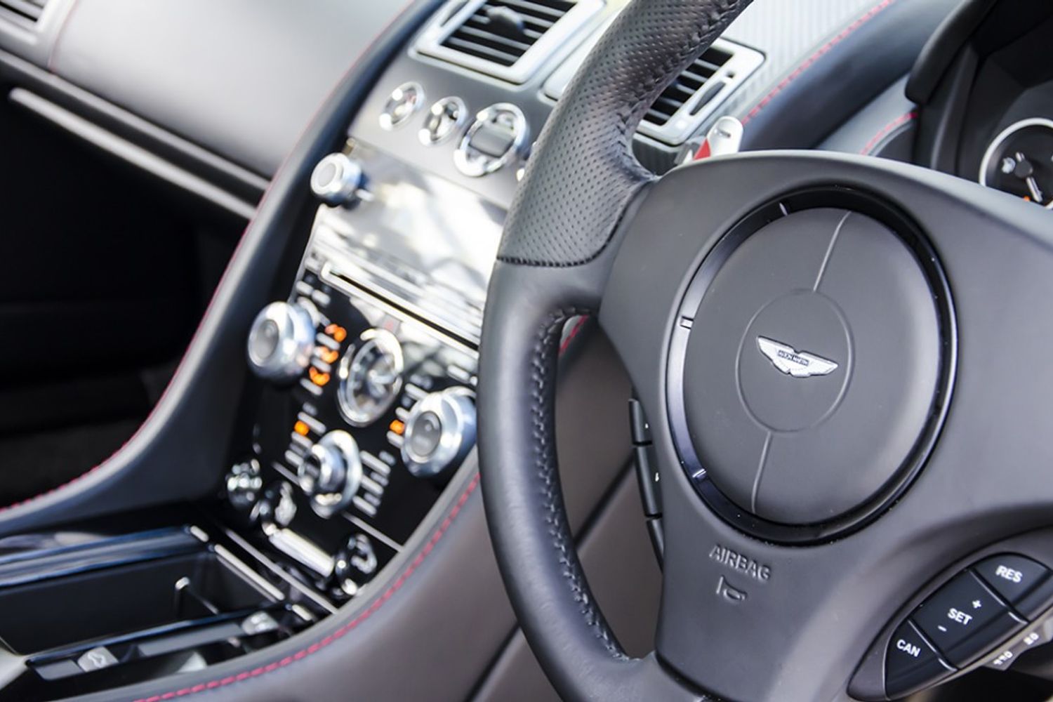 ASTON MARTIN DBS Ultimate Edition No 77/100