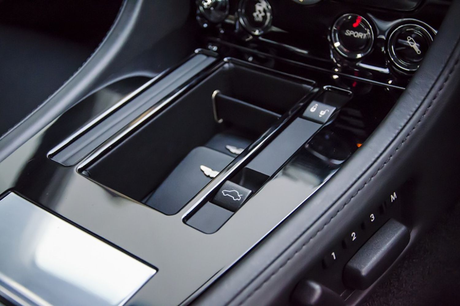 ASTON MARTIN DBS COUPE V12 Touchtronic Auto