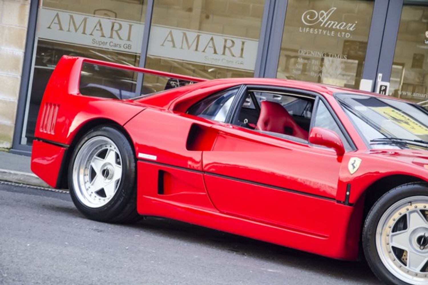 FERRARI F40 COUPE 2dr