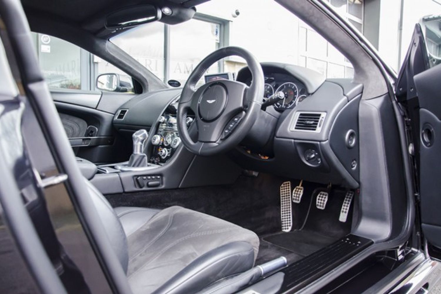 ASTON MARTIN DBS COUPE V12