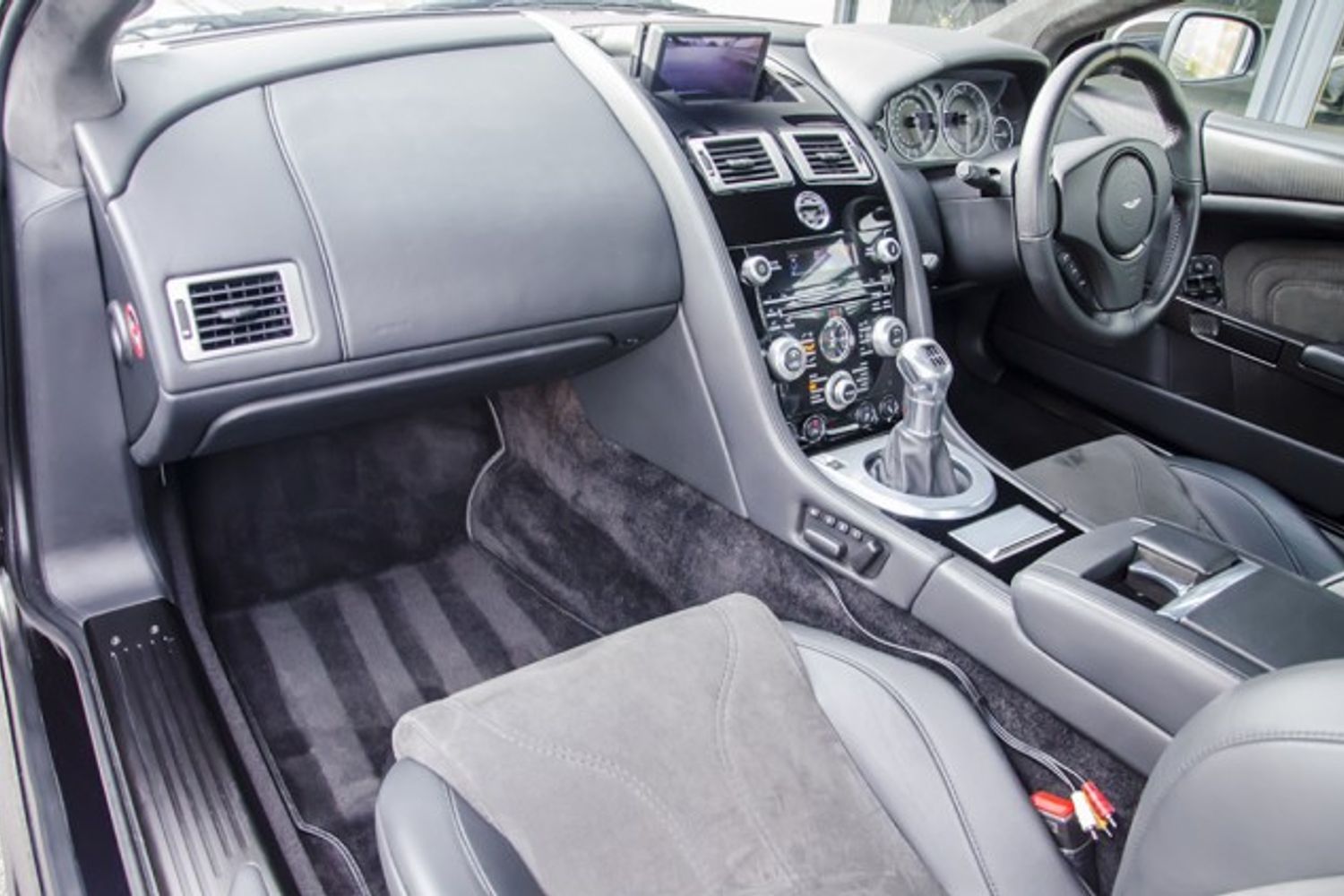 ASTON MARTIN DBS COUPE V12