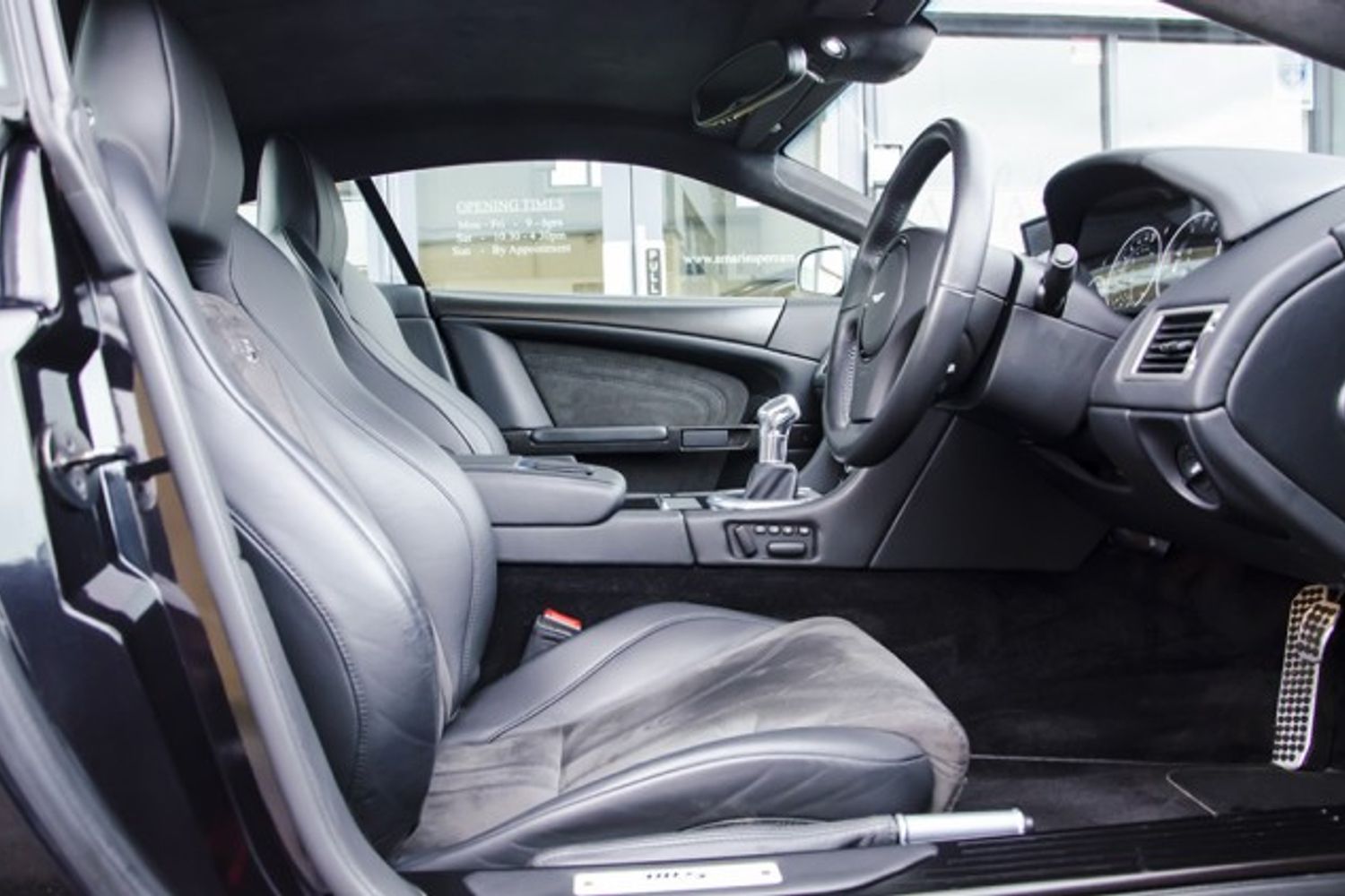 ASTON MARTIN DBS COUPE V12