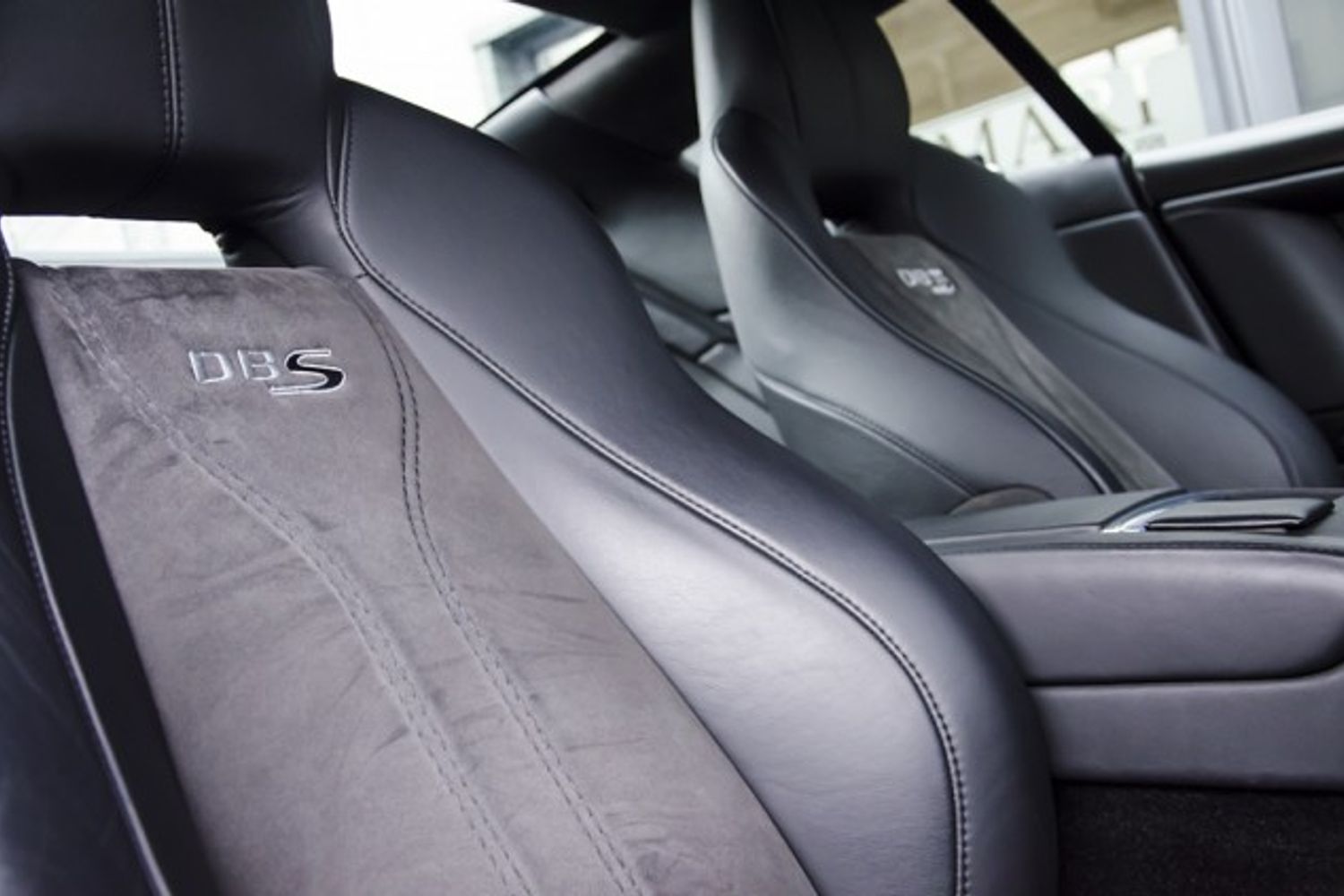 ASTON MARTIN DBS COUPE V12