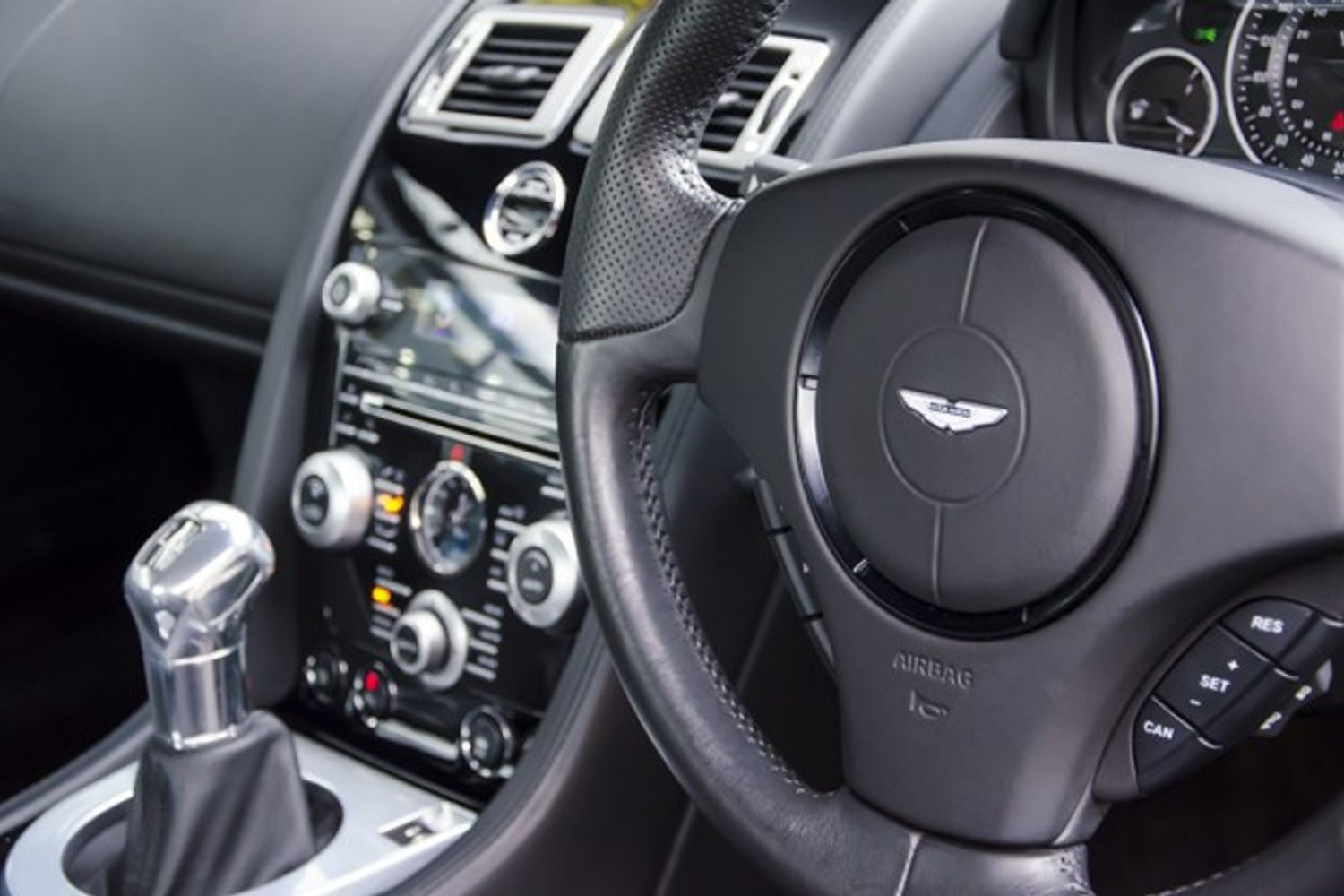 ASTON MARTIN DBS COUPE V12