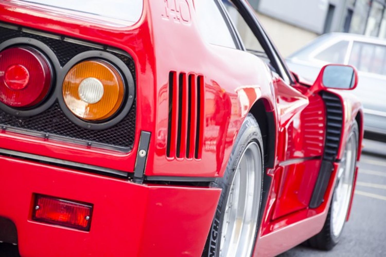 FERRARI F40 COUPE 2dr