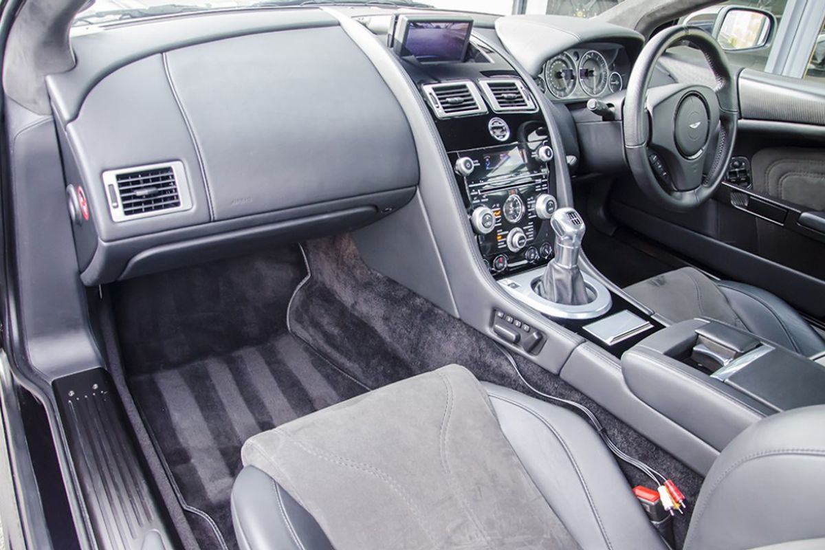 ASTON MARTIN DBS COUPE V12