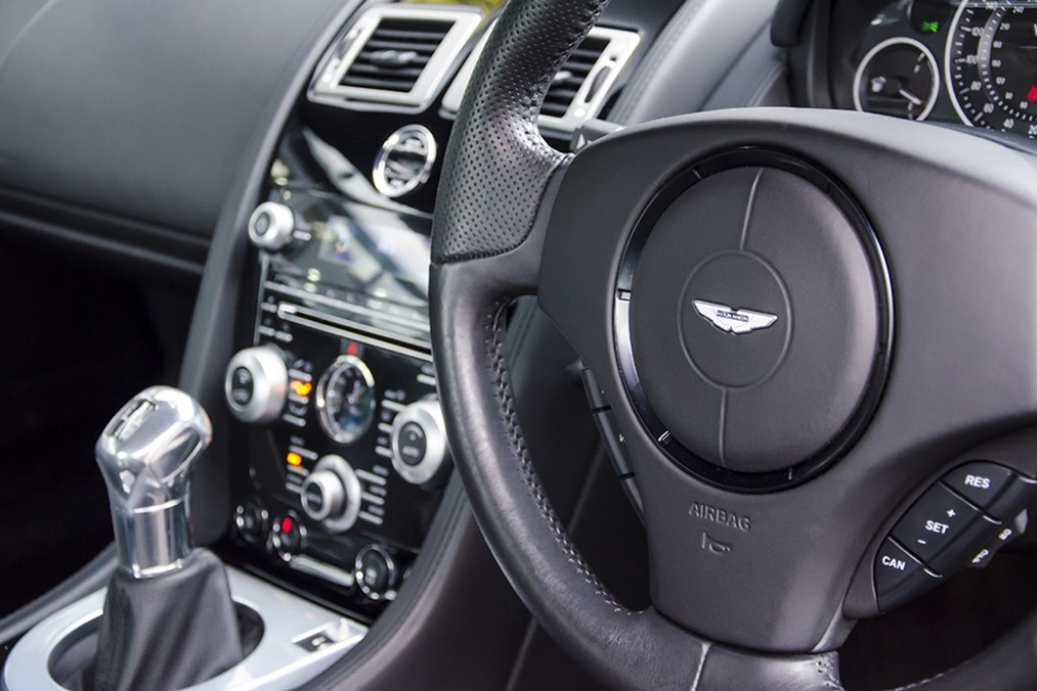 ASTON MARTIN DBS COUPE V12