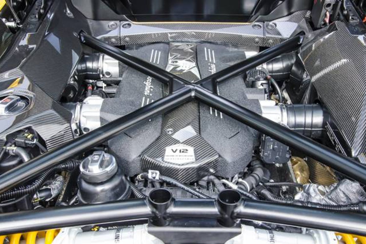 LAMBORGHINI AVENTADOR ROADSTER LP 700-4 ISR