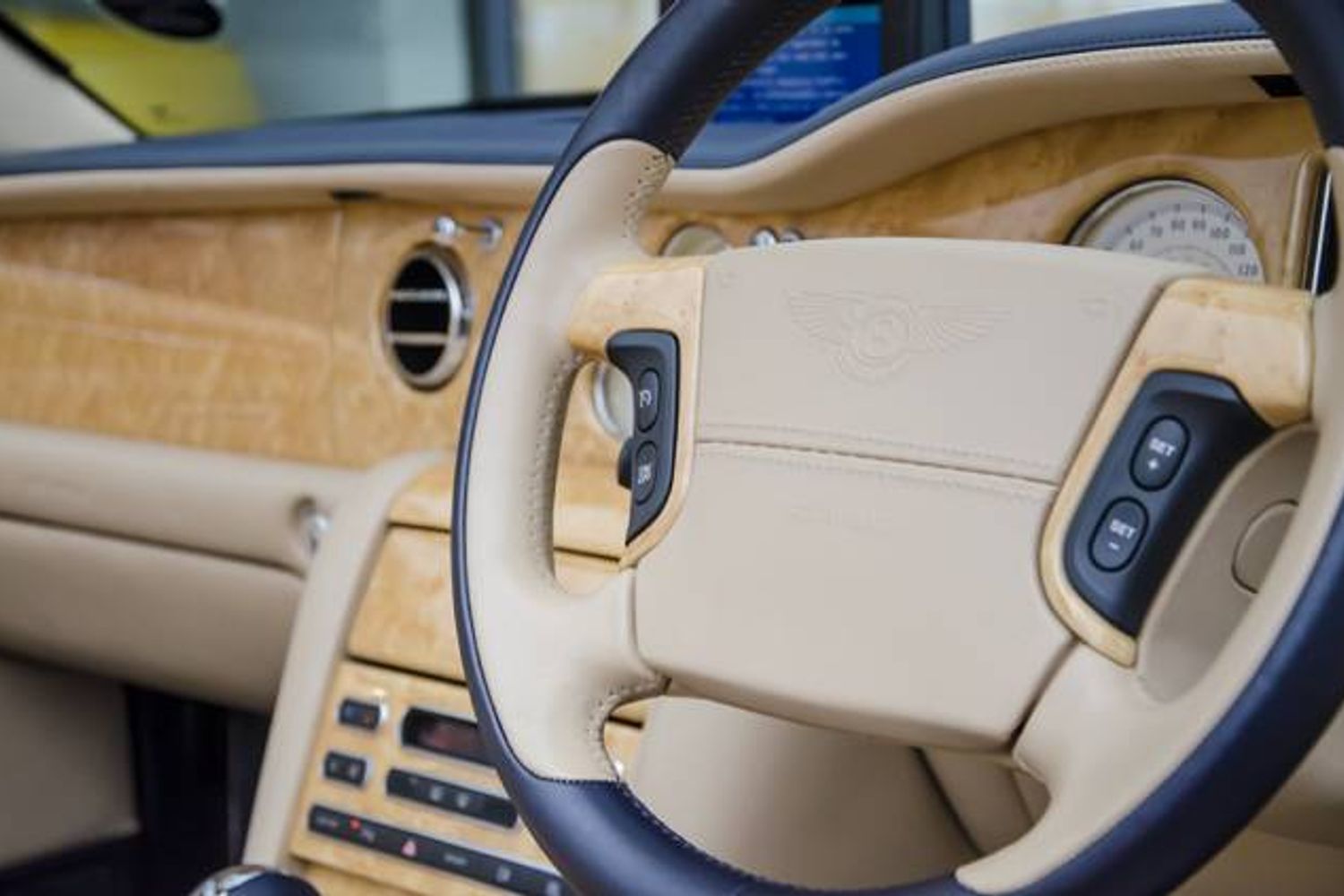 BENTLEY AZURE CONVERTIBLE 6.7 V8 Auto