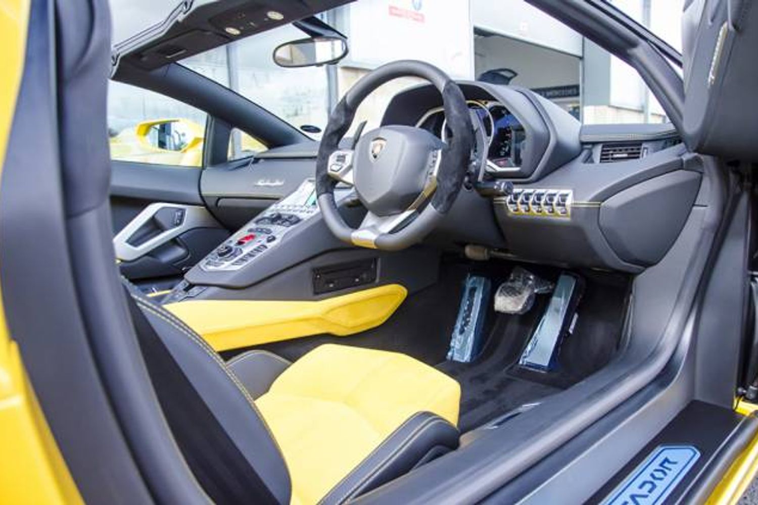 LAMBORGHINI AVENTADOR ROADSTER LP 700-4 ISR
