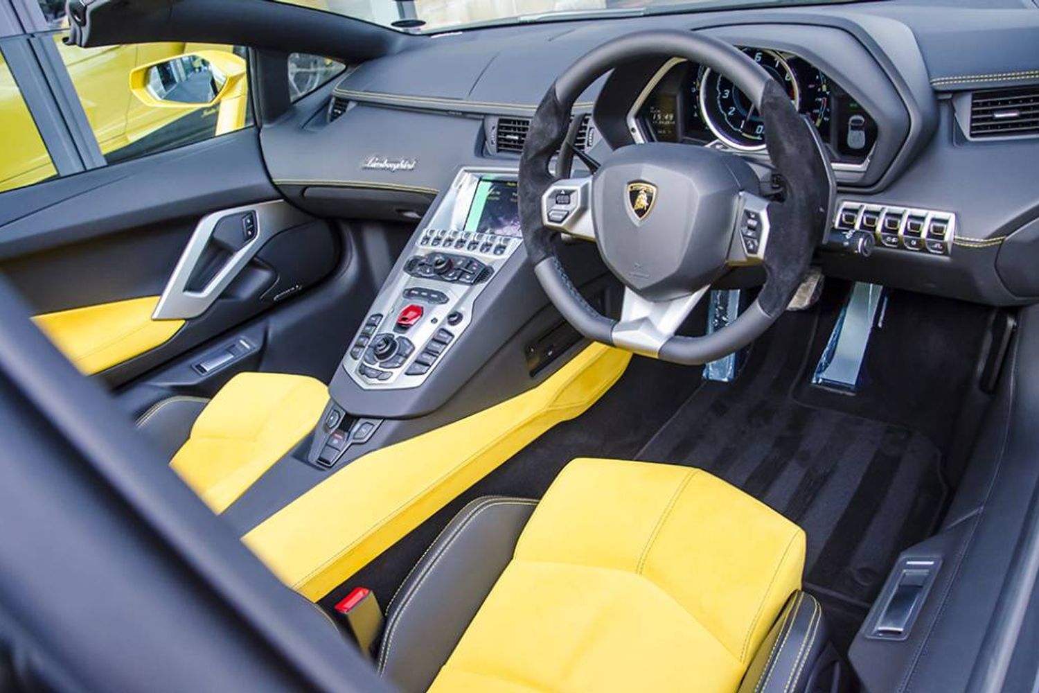 LAMBORGHINI AVENTADOR ROADSTER LP 700-4 ISR